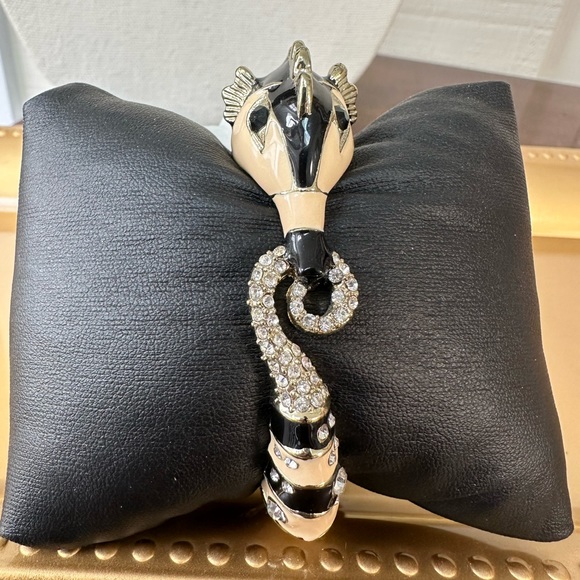 Seahorse clamper bracelet black and beige enamel - Picture 3 of 7